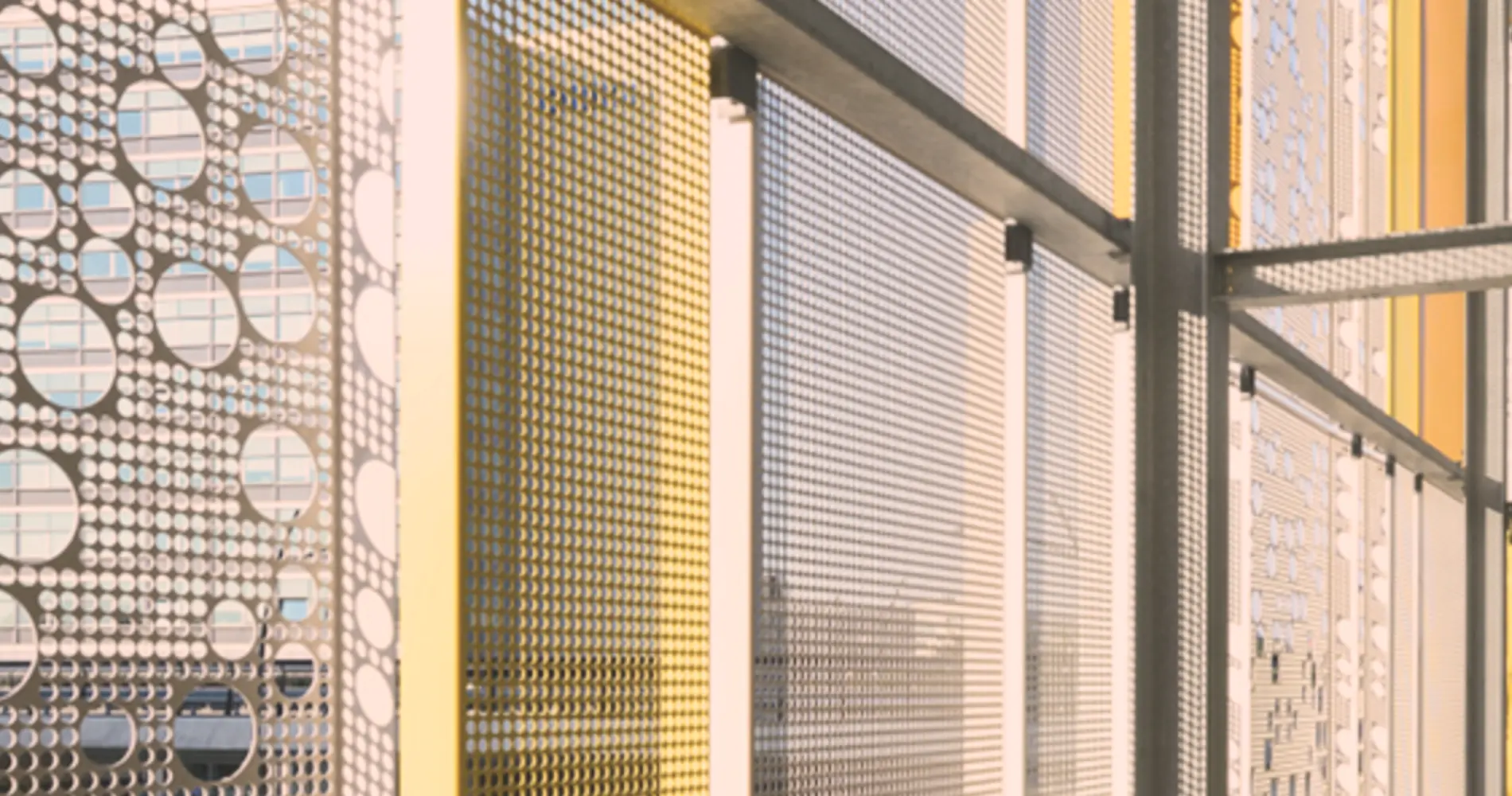 Installation de revêtement extérieur sur bâtiment commercial au Québec